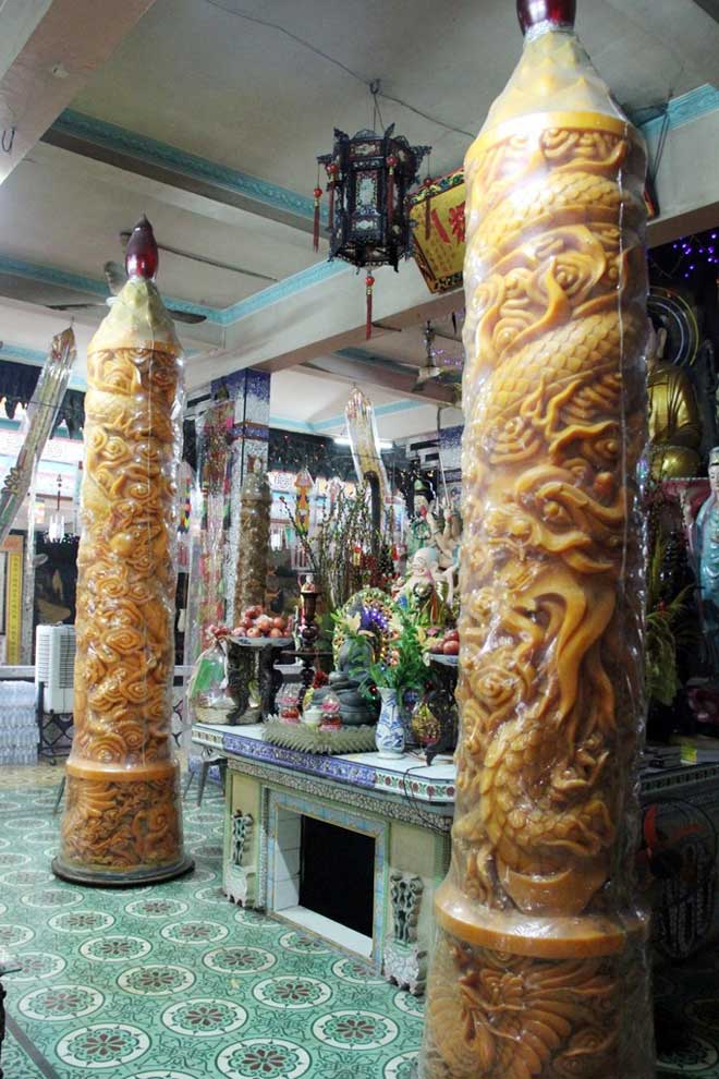 Dùng móng tay tạo hình rồng trên những cặp nến khủng nhất Việt Nam